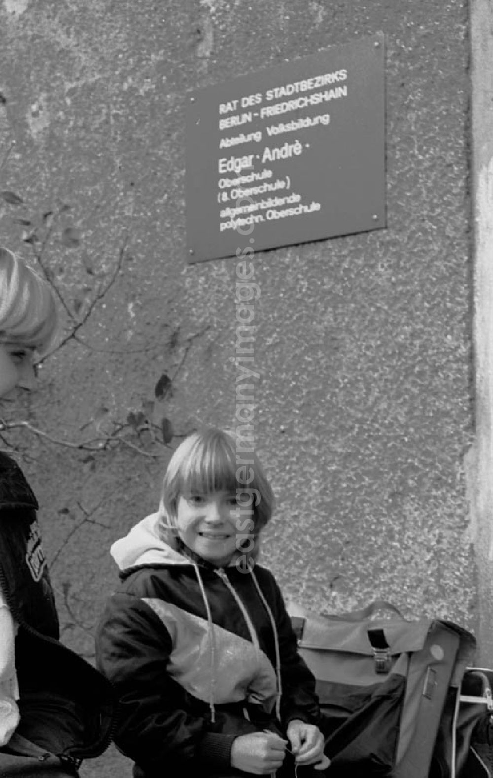 GDR photo archive: Berlin - Schüler mit Ranzen / Schultasche an der Etkar-André-Oberschule in Friedrichshain, Strausberger Straße 38.