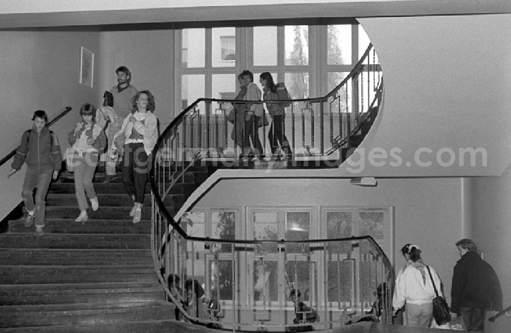 GDR image archive: Berlin - Schüler und Lehrer im Treppenhaus der Etkar-André-Oberschule in Friedrichshain, Strausberger Straße 38.