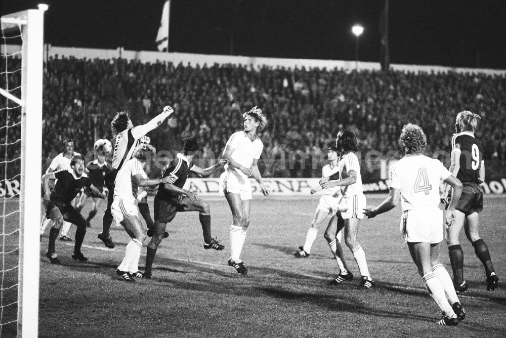 GDR image archive: Berlin - European Cup of the national champions, season 1981/82 between the BFC Dynamo and the FC Zurich in the Friedrich-Ludwig-Jahn-Sportpark, in Berlin, the former capital of the GDR, German Democratic Republic