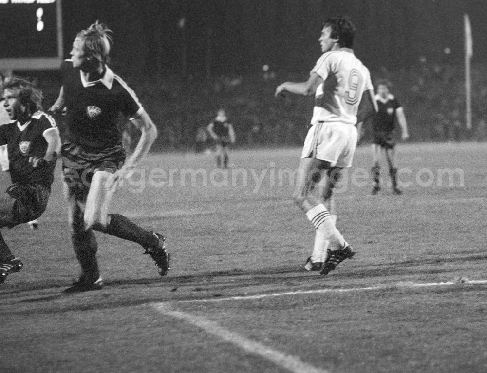GDR picture archive: Berlin - European Cup of the national champions, season 1981/82 between the BFC Dynamo and the FC Zurich in the Friedrich-Ludwig-Jahn-Sportpark, in Berlin, the former capital of the GDR, German Democratic Republic