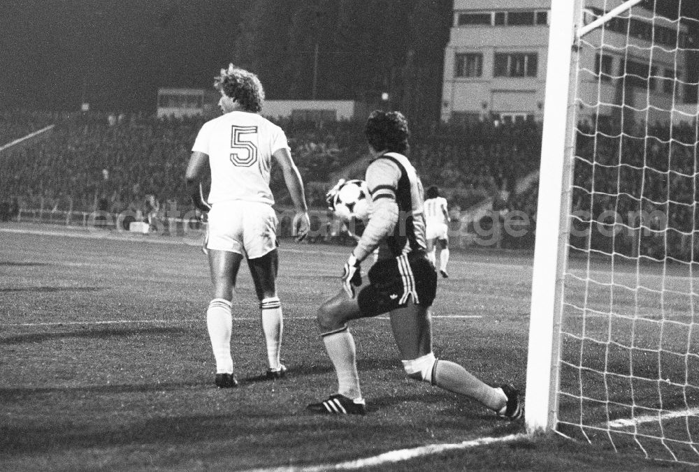 GDR image archive: Berlin - European Cup of the national champions, season 1981/82 between the BFC Dynamo and the FC Zurich in the Friedrich-Ludwig-Jahn-Sportpark, in Berlin, the former capital of the GDR, German Democratic Republic