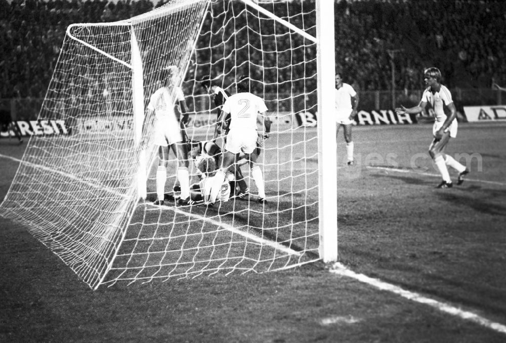 GDR picture archive: Berlin - European Cup of the national champions, season 1981/82 between the BFC Dynamo and the FC Zurich in the Friedrich-Ludwig-Jahn-Sportpark, in Berlin, the former capital of the GDR, German Democratic Republic