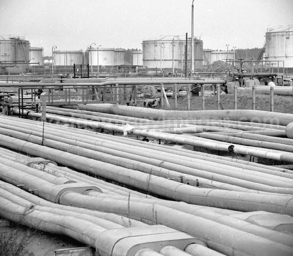 GDR photo archive: Schwedt - Erdölverarbeitungswerk Schwedt/Oder Dezember 1965 Umschlagsnr.: 1966-65