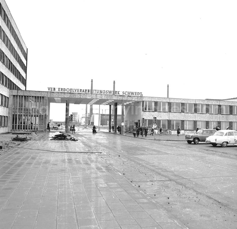 GDR picture archive: Schwedt - Erdölverarbeitungswerk Schwedt/Oder Dezember 1965 Umschlagsnr.: 1966-65