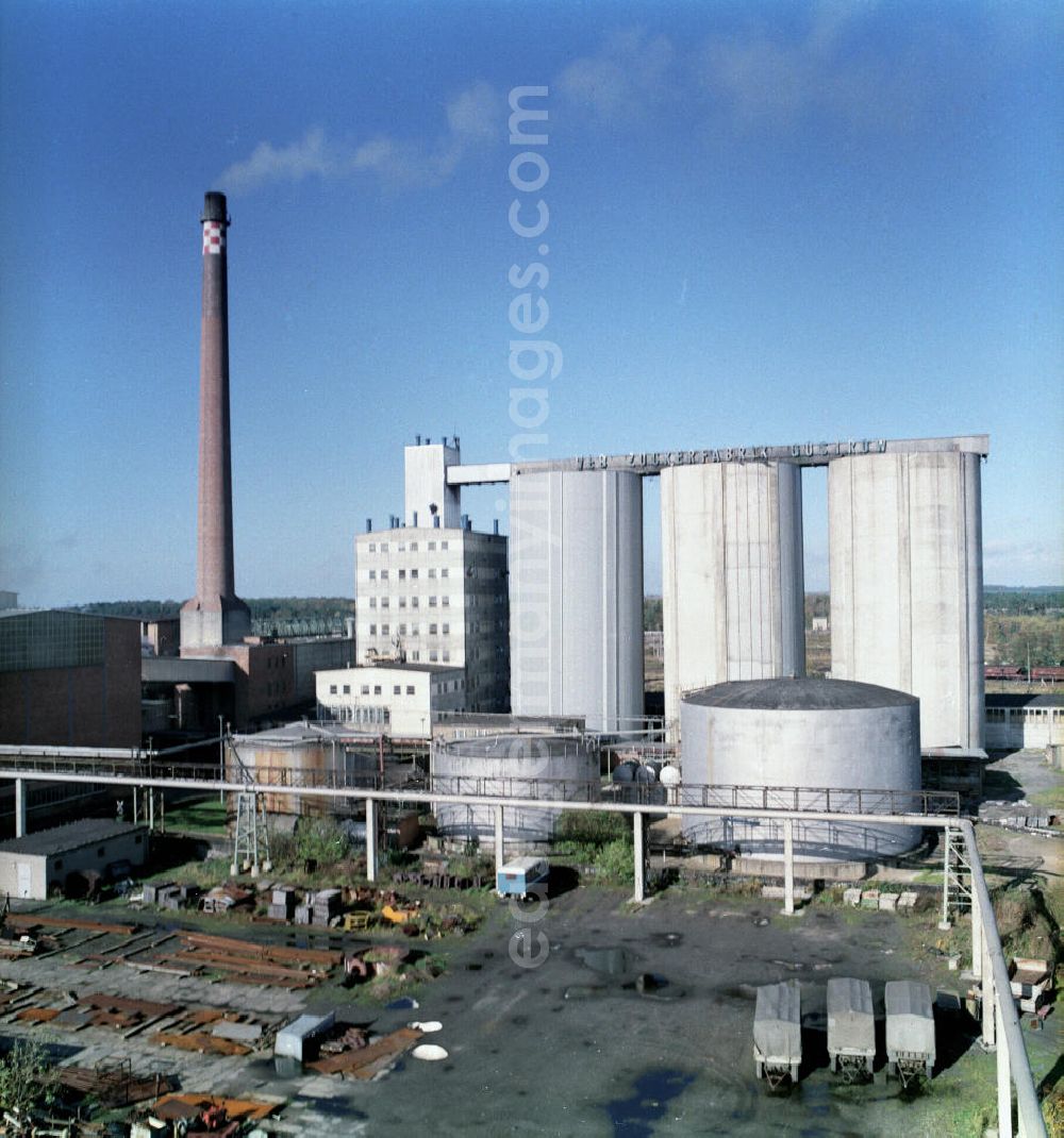 Güstrow: Das Fabrikgeländer der VEB / Volkseigener Betrieb Zuckerrübenfabrik Güstrow, heute im Besitz der Nordzucker AG. Die Fabrik gehörte zu den modernsten und leistungsfähigsten Betrieb in der DDR. Die Inbetriebnahme erfolgte im Oktober 1962.