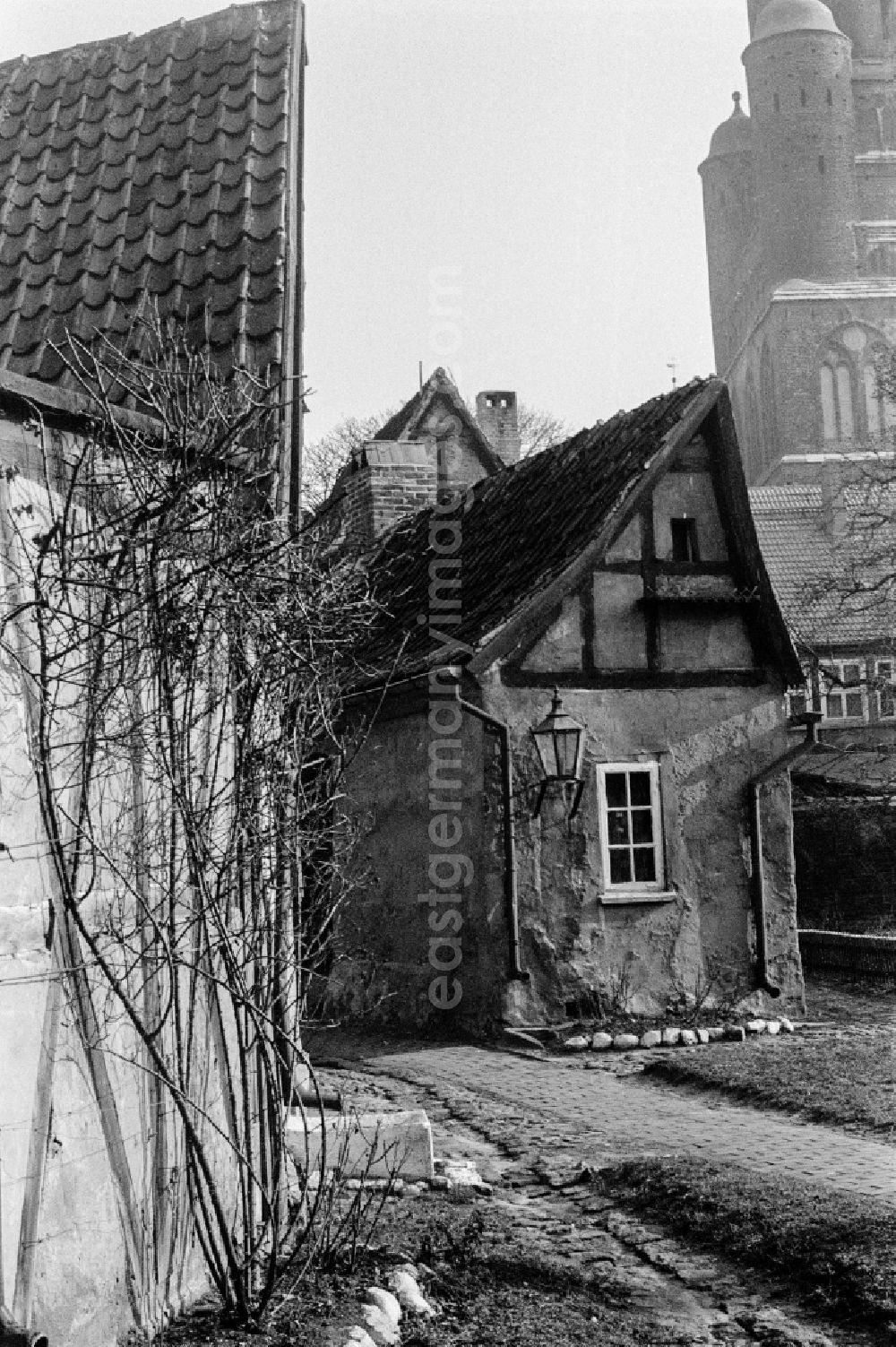 GDR image archive: Greifswald - Half-timbered facade and building front on street Lange Strasse Sankt Spiritus in Greifswald, Mecklenburg-Western Pomerania on the territory of the former GDR, German Democratic Republic