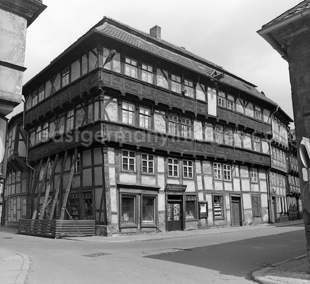GDR picture archive: Halberstadt - Half-timbered facade and building front on Lichtengraben in Halberstadt in the state Saxony-Anhalt on the territory of the former GDR, German Democratic Republic