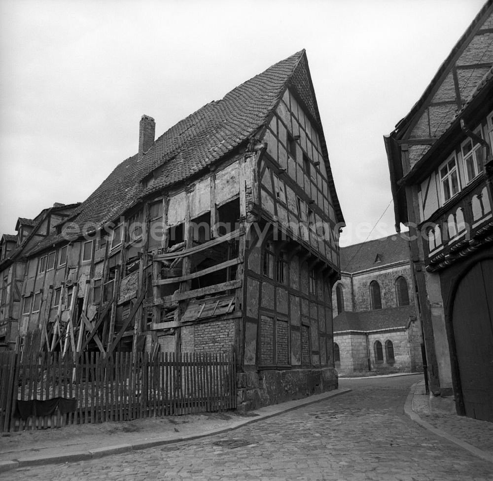 GDR photo archive: Halberstadt - Half-timbered ruin at the corner of Kulkstrasse and Am Motitzplan in front of the Moritz Church in Halberstadt in the state Saxony-Anhalt on the territory of the former GDR, German Democratic Republic
