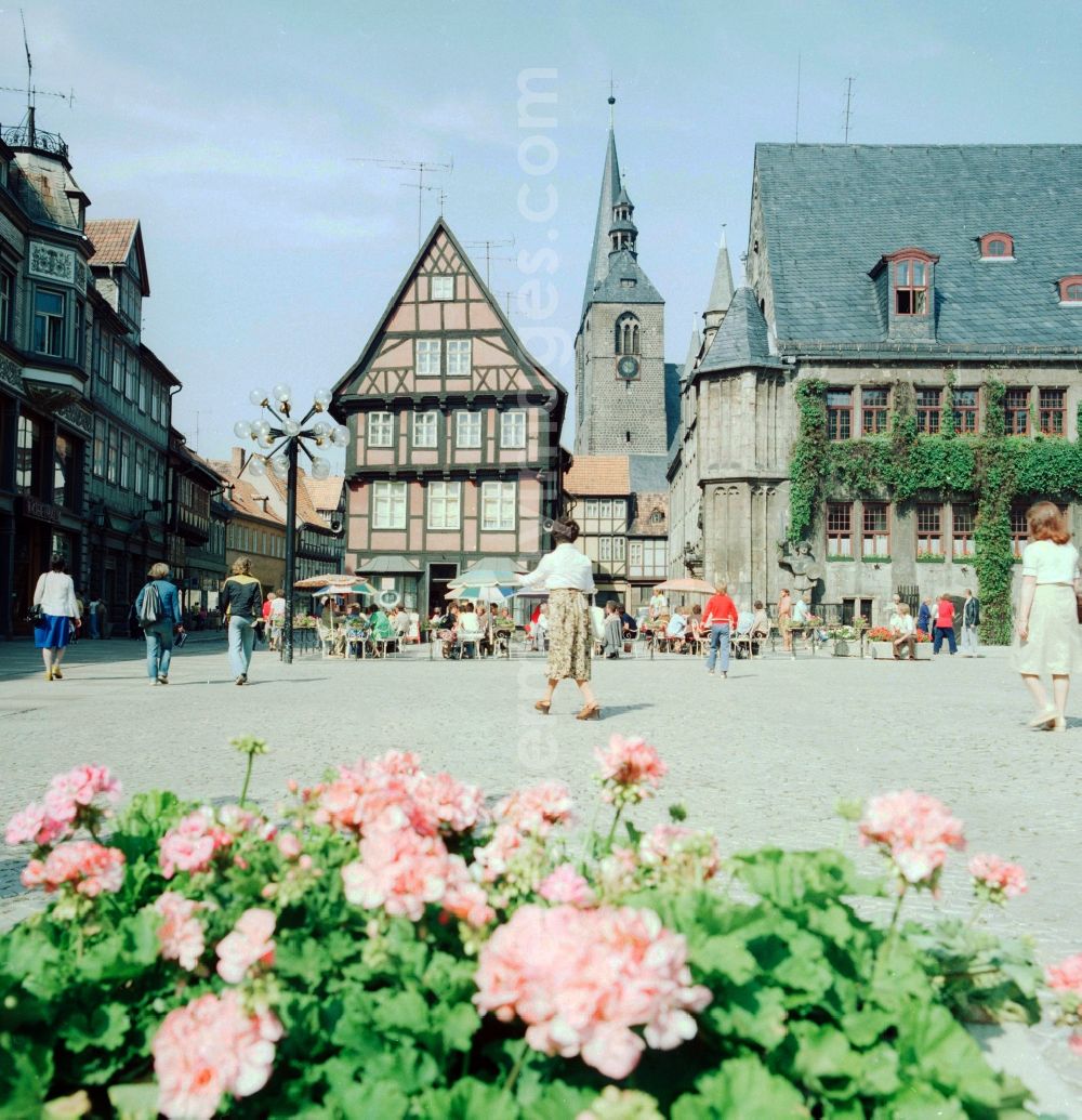 GDR photo archive: Quedlinburg - A half-timbered house on the market in the Old Town of Quedlinburg in Saxony-Anhalt on the territory of the former GDR, German Democratic Republic. Right you can see a part of the town hall