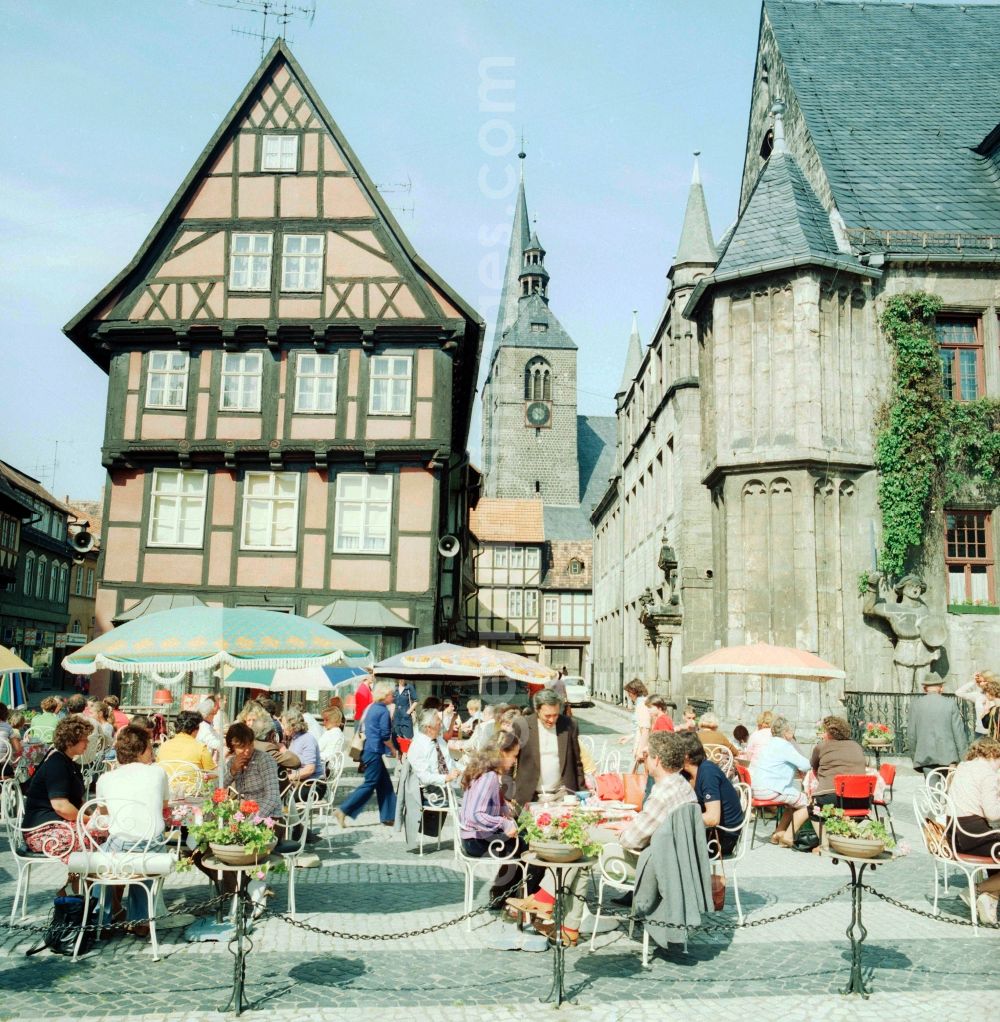 GDR picture archive: Quedlinburg - A half-timbered house on the market in the Old Town of Quedlinburg in Saxony-Anhalt on the territory of the former GDR, German Democratic Republic. Right you can see a part of the town hall