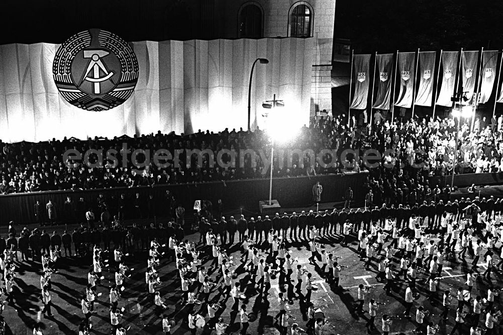GDR image archive: Mitte / Berlin - Fackelzug der FDJ, Unter den Linden zum 4