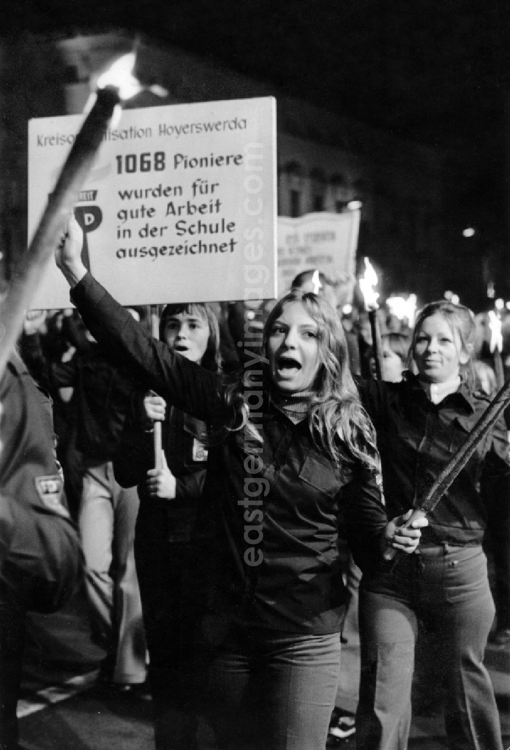 Berlin: Young members of the FDJ ( Free German Youth ) during the torchlight procession of the FDJ for the twenty-sixth anniversary of the GDR in Berlin. Bestmögliche Qualität nach Vorlage!