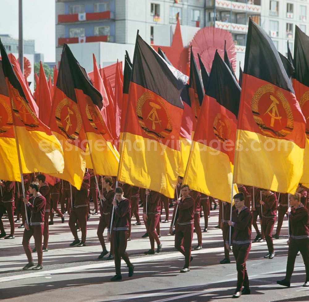 Berlin: Militärparade der Nationalen Volksarmee (NVA) anläßlich der traditionellen Demonstration in der Hauptstadt der DDR am 1. Mai 1975, dem Internationalen Kampf- und Feiertag der Werktätigen für Frieden und Sozialismus, aufgenommen auf der Berliner Karl-Marx-Allee.
