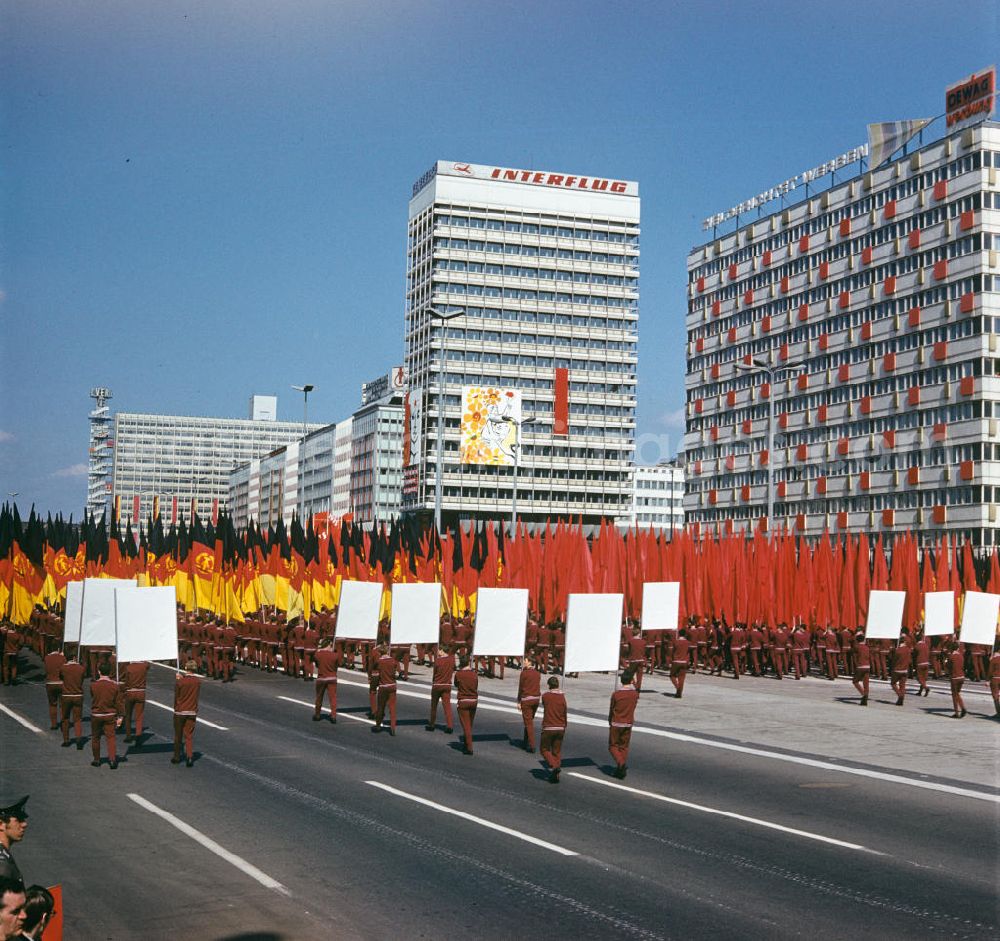 GDR photo archive: Berlin - Ein Spruchband Es lebe der 1. Mai 1975 wird bei der traditionellen Demonstration in der Hauptstadt der DDR, dem Internationalen Kampf- und Feiertag der Werktätigen für Frieden und Sozialismus, vor der Ehrentribüne vorbeigetragen, aufgenommen auf der Berliner Karl-Marx-Allee.
