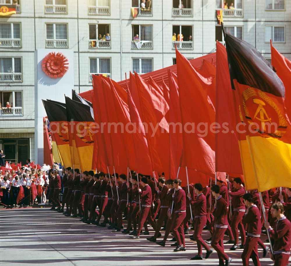 GDR image archive: Berlin - Ein Meer an Fahnen wird bei der traditionellen Demonstration in der Hauptstadt der DDR am 1. Mai 1974, dem Internationalen Kampf- und Feiertag der Werktätigen für Frieden und Sozialismus, in die Höhe gehalten, aufgenommen auf der Berliner Karl-Marx-Allee.