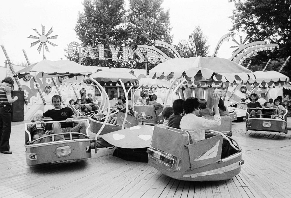 GDR image archive: Berlin - The driving business CALYPSO in the cultural park Plaenterwald in Berlin, the former capital of the GDR, German democratic republic