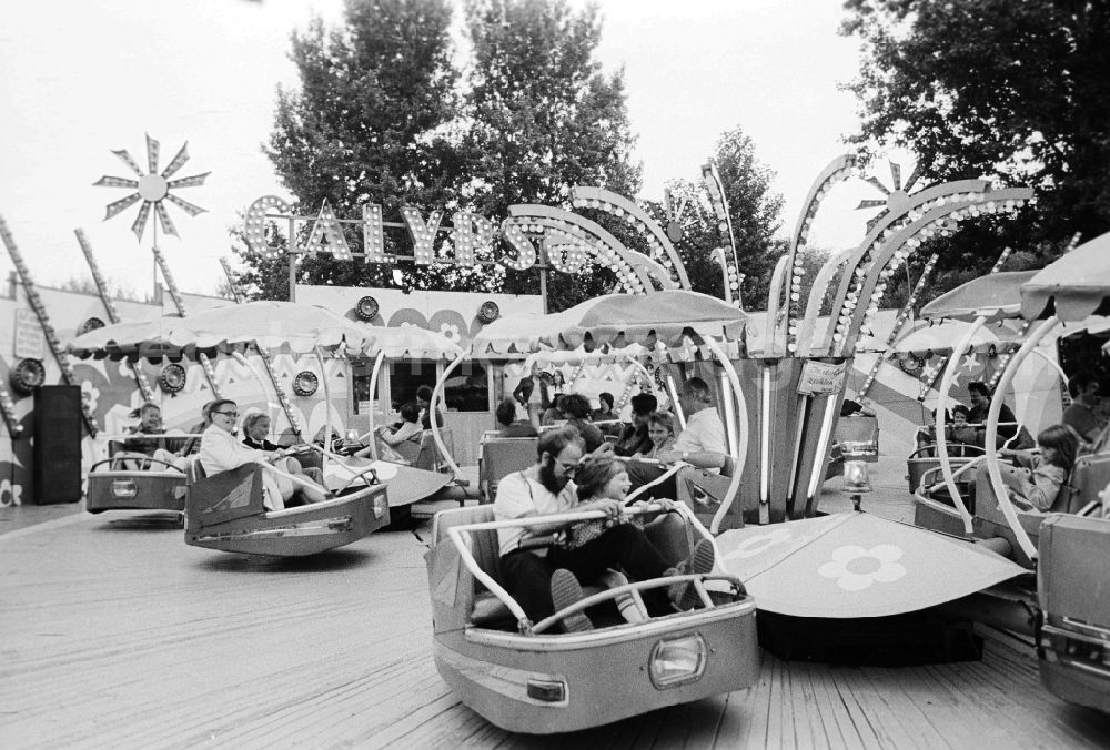 GDR photo archive: Berlin - The driving business CALYPSO in the cultural park Plaenterwald in Berlin, the former capital of the GDR, German democratic republic