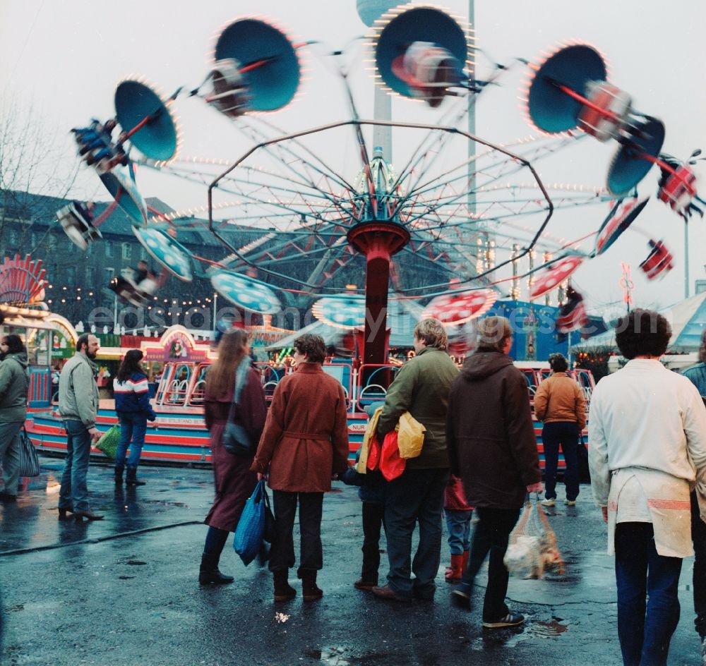 Berlin: Rides and visitors at the Christmas Market in Berlin, the former capital of the GDR, German Democratic Republic