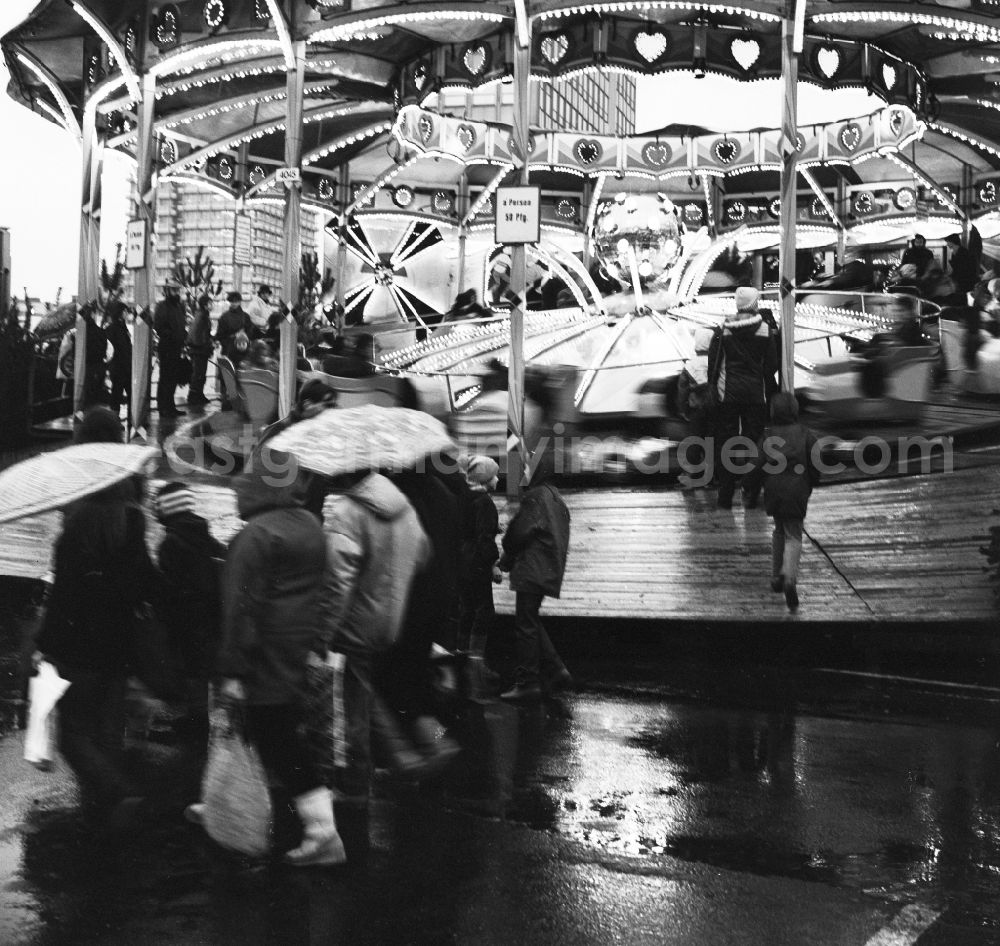 GDR image archive: Berlin - Rides and visitors at the Christmas Market in Berlin, the former capital of the GDR, German Democratic Republic