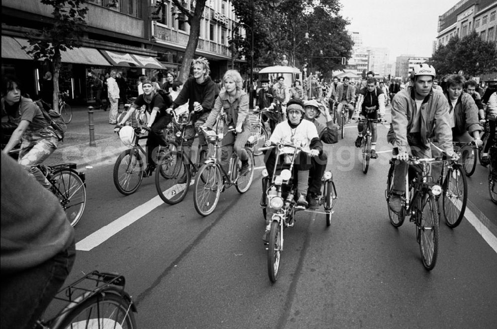 GDR photo archive: - Fahrrad-Demo am Wittenbergplatz Umschlagnummer: 7743