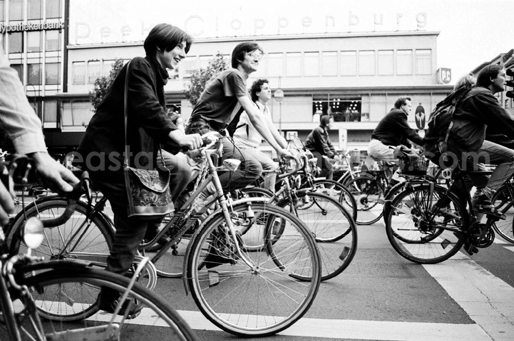 GDR picture archive: - Fahrrad-Demo am Wittenbergplatz Umschlagnummer: 7743