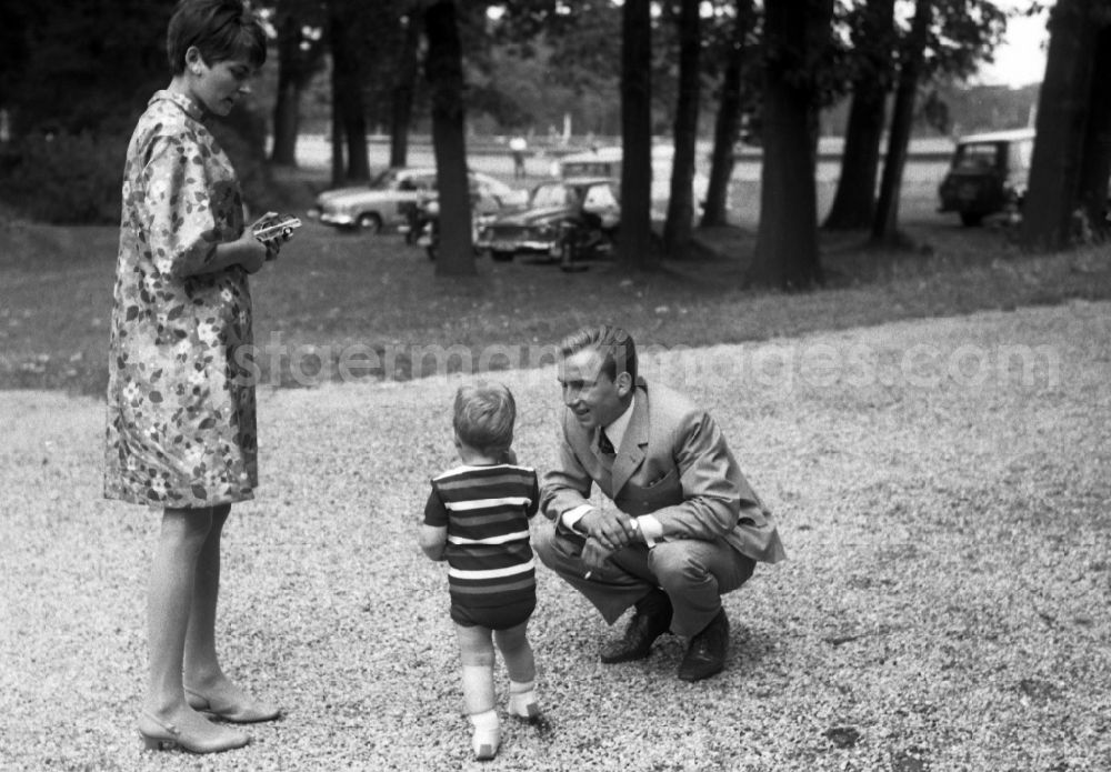 GDR picture archive: Hoppegarten - Man, woman and toddler on a walk in Hoppegarten in the state Brandenburg on the territory of the former GDR, German Democratic Republic