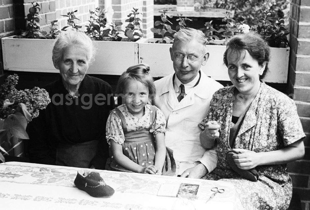 GDR picture archive: Arnstadt - Family on a balcony in Arnstadt in the federal state Thuringia in Germany