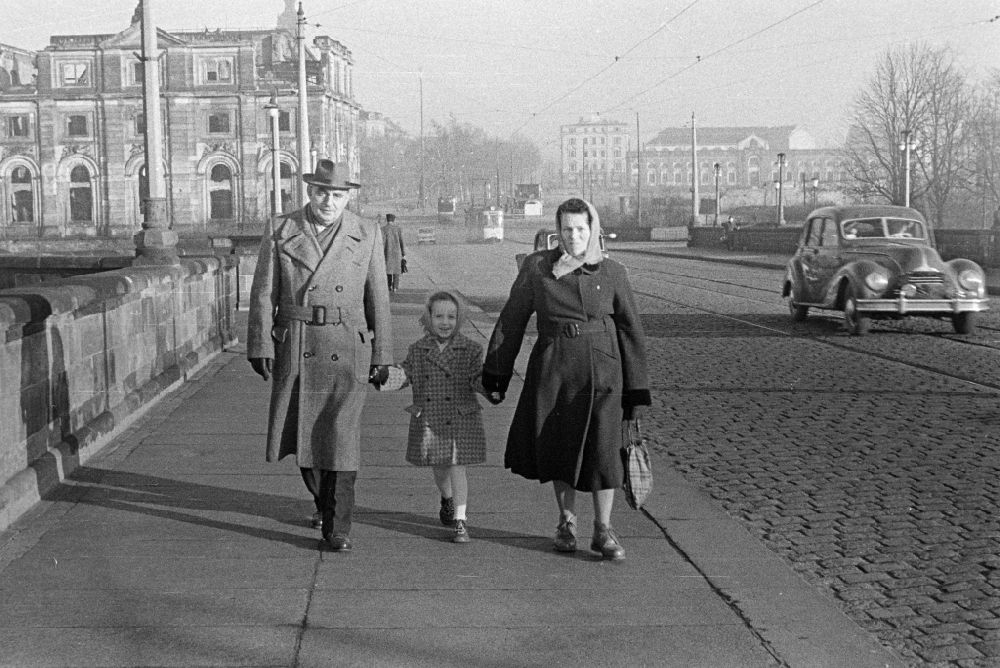 GDR photo archive: Dresden - Pedestrians and passers-by in the traffic of a family with a child on the Augustusbruecke on the Augustusbruecke street in the Altstadt district in the district Altstadt in Dresden, Saxony in the territory of the former GDR, German Democratic Republic