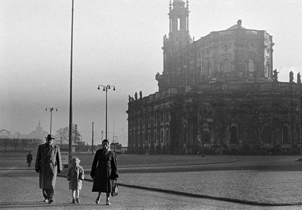 GDR picture archive: Dresden - Pedestrians and passers-by in the traffic of a family with a child on the Augustusbruecke on the Augustusbruecke street in the Altstadt district in Dresden, Saxony in the territory of the former GDR, German Democratic Republic