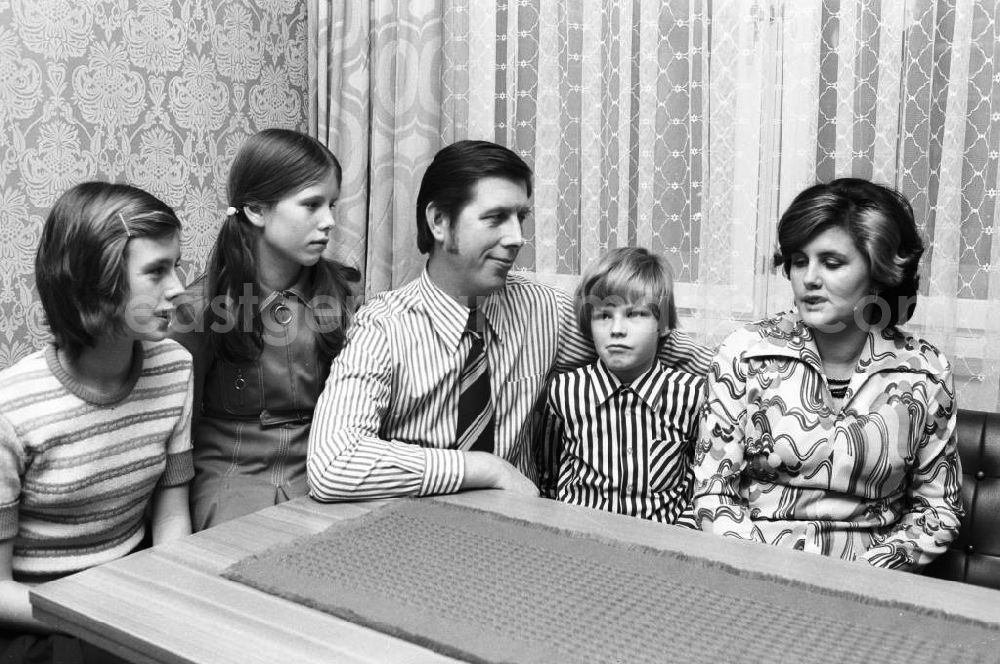 GDR photo archive: Berlin - Blick in das Wohnzimmer in einer Neubauwohnung der Familie Lehzin in Berlin-Mitte.