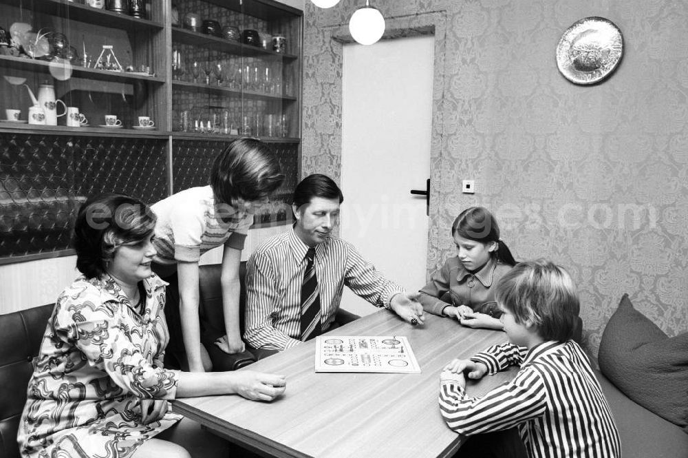 GDR picture archive: Berlin - Blick in das Wohnzimmer in einer Neubauwohnung der Familie Lehzin in Berlin-Mitte.