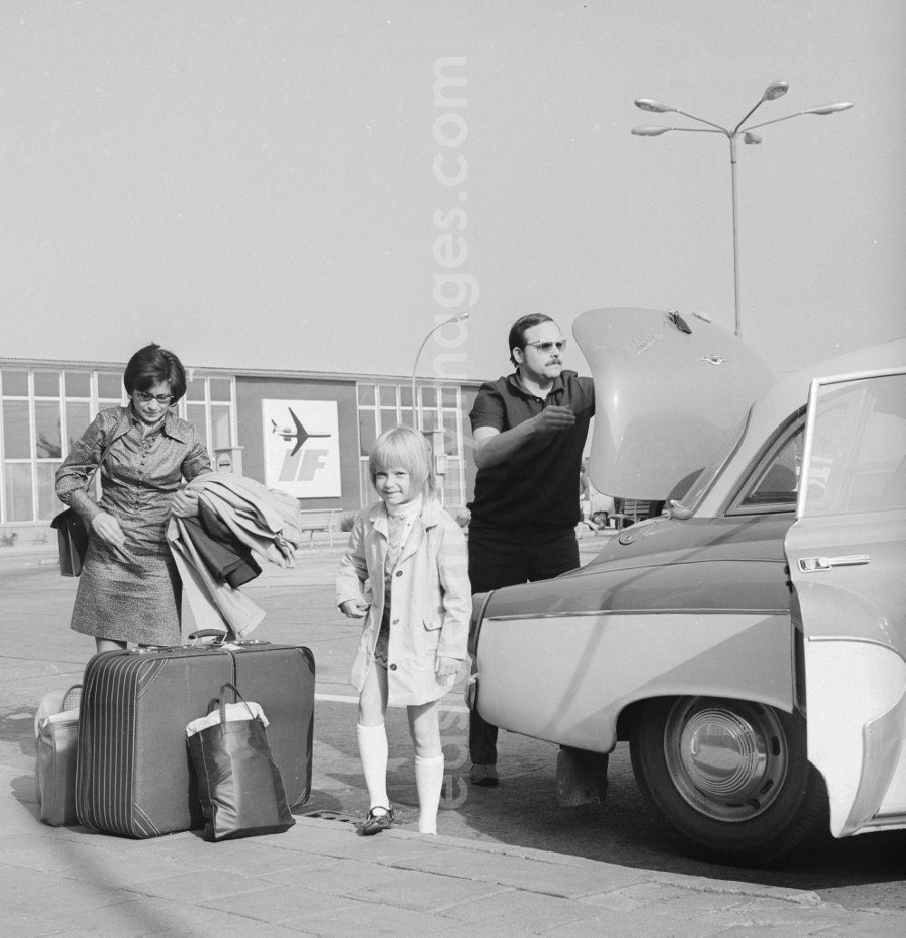GDR photo archive: Schönefeld - Family with luggage at Berlin airport - Schoenefeld in Schoenefeld in today's federal state of Brandenburg