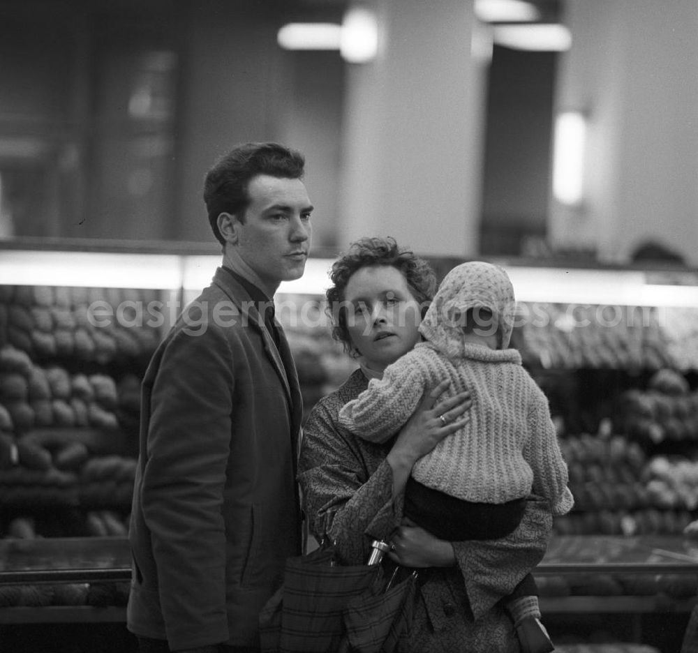 GDR image archive: Leipzig - Eine junge Familien bei ihrem Einkaufsbummel in einem Kaufhaus in Leipzig.