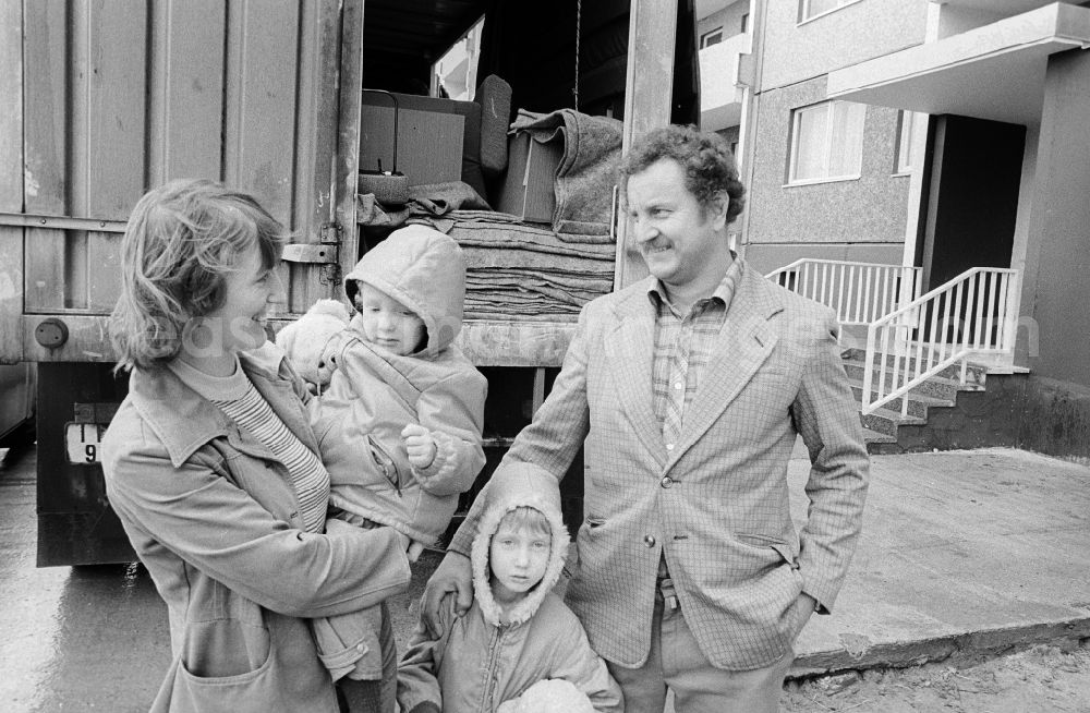 Berlin: A family with two children with the move in a modern apartment in the district of Hohenschoenhausen in Berlin, the former capital of the GDR, German democratic republic