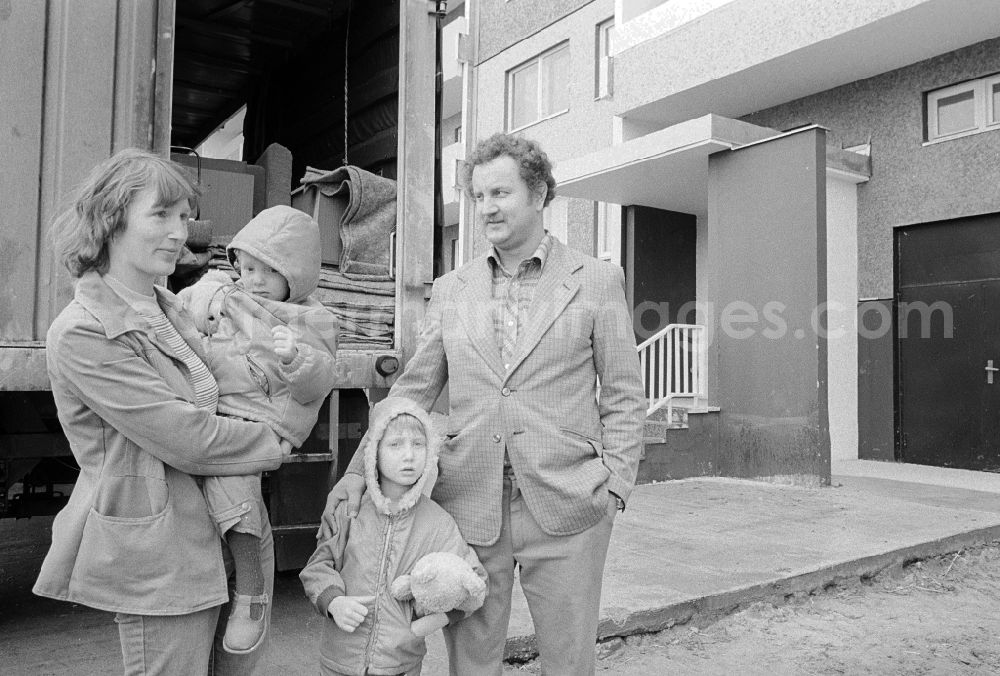 GDR image archive: Berlin - A family with two children with the move in a modern apartment in the district of Hohenschoenhausen in Berlin, the former capital of the GDR, German democratic republic