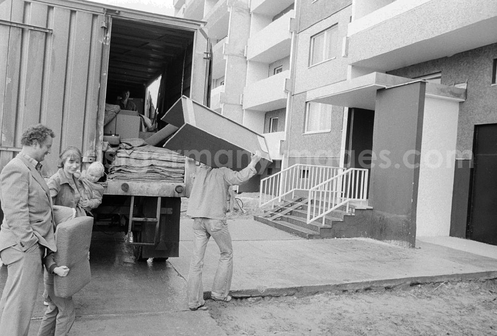 GDR photo archive: Berlin - A family with two children with the move in a modern apartment in the district of Hohenschoenhausen in Berlin, the former capital of the GDR, German democratic republic