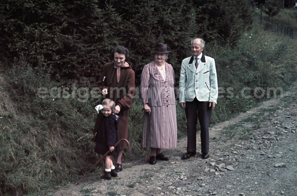 GDR photo archive: Siegen - Familienausflug in Ausgehkleidung in Siegen-Weidenau. Family trip with going-out dress in Siegen-Weidenau.