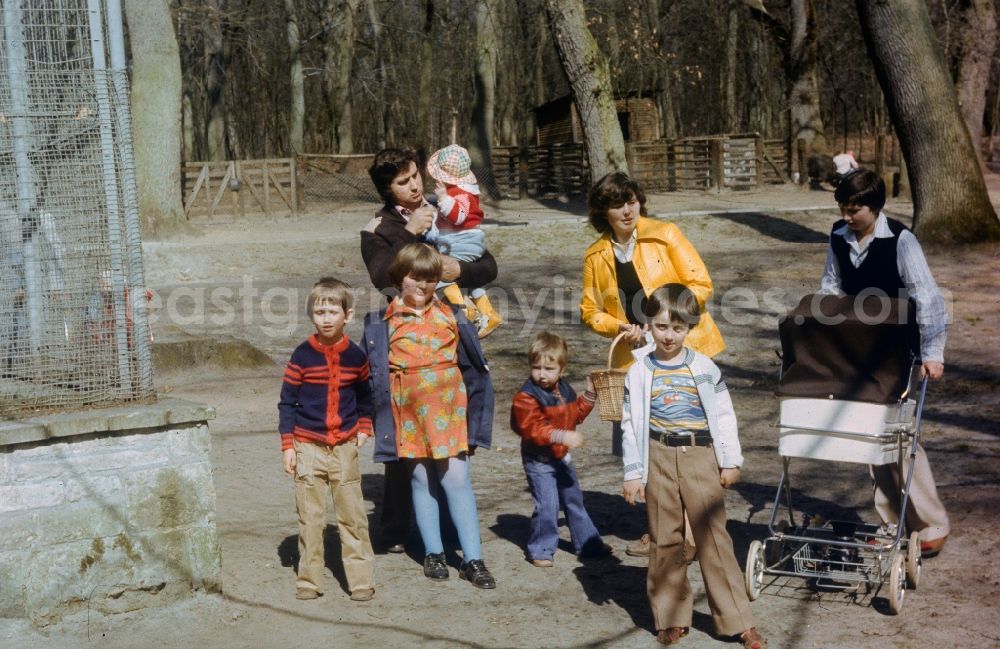GDR image archive: Berlin - Family trip to the zoo in Berlin, the former capital of the GDR, German Democratic Republic