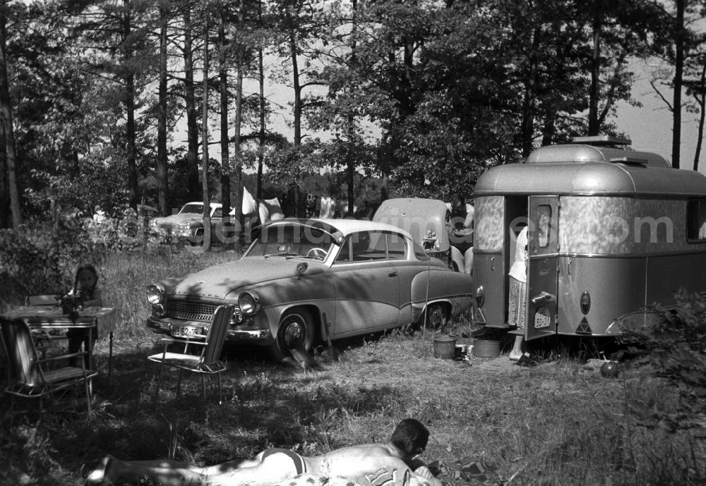 GDR photo archive: Malge - Family day at the campsite in Malge in Brandenburg. Here with a Wartburg 311 and a gnawing ink caravan