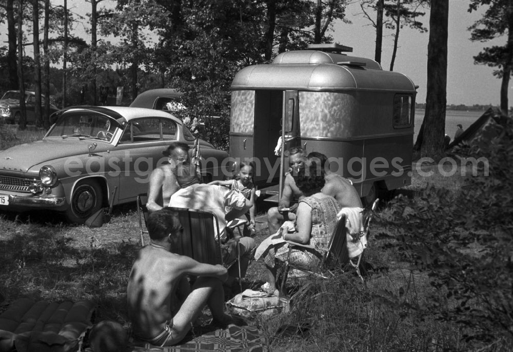 GDR picture archive: Malge - Family day at the campsite in Malge in Brandenburg. Here with a Wartburg 311 and a gnawing ink caravan