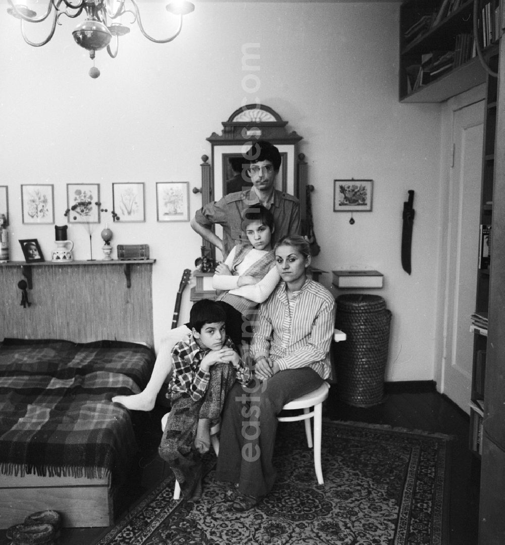 Berlin: Family Photo / group photo of a family in a Berlin apartment in Berlin