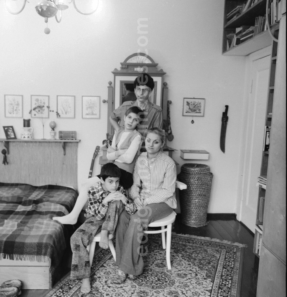 GDR image archive: Berlin - Family Photo / group photo of a family in a Berlin apartment in Berlin