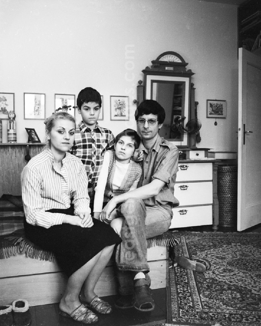GDR photo archive: Berlin - Family Photo / group photo of a family in a Berlin apartment in Berlin