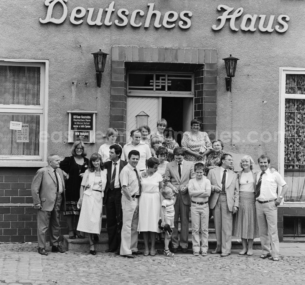 Berlin: Family photo in front of the HO restaurant Deutsches Haus in Berlin, the former capital of the GDR, the German Democratic Republic
