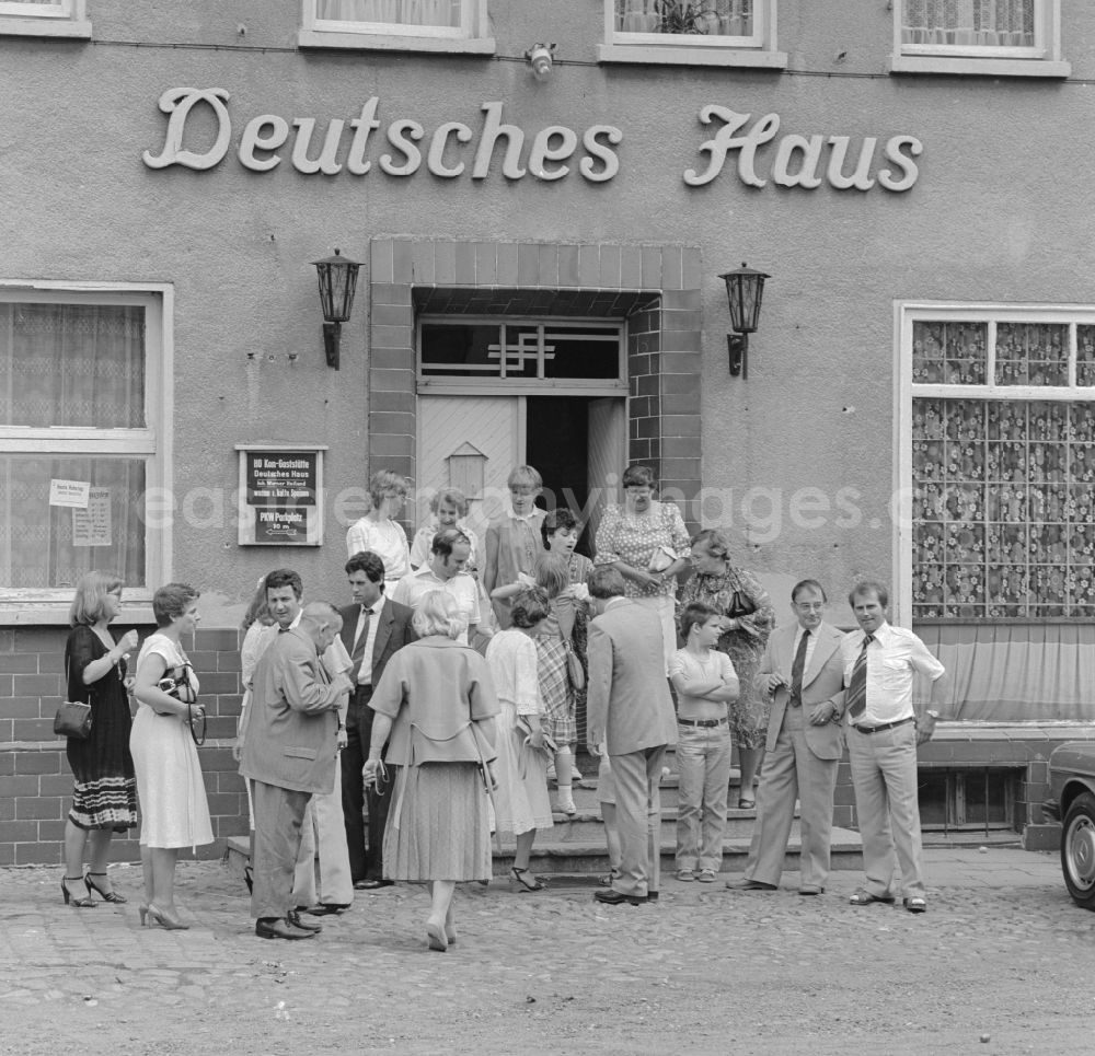 GDR photo archive: Berlin - Family photo in front of the HO restaurant Deutsches Haus in Berlin, the former capital of the GDR, the German Democratic Republic