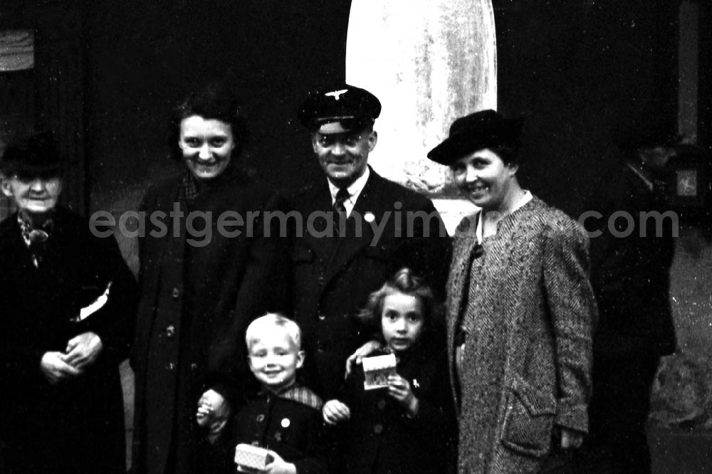 GDR photo archive: Merseburg - Family photo in Merseburg in the federal state Saxony-Anhalt in Germany