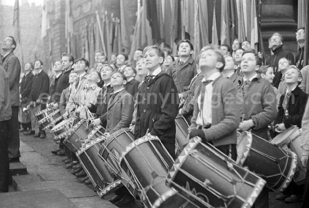 GDR image archive: Leipzig - Eine Fanfarengruppe / Jungen von einem Pionier-Orchester mit einer Trommel / Trommeln betrachten begeistert ein Spektakel anlässlich des Staatsfeiertages Tag der Republik. Der Tag der Republik war der Nationalfeiertag der DDR. Bestmögliche Qualität nach Vorlage!