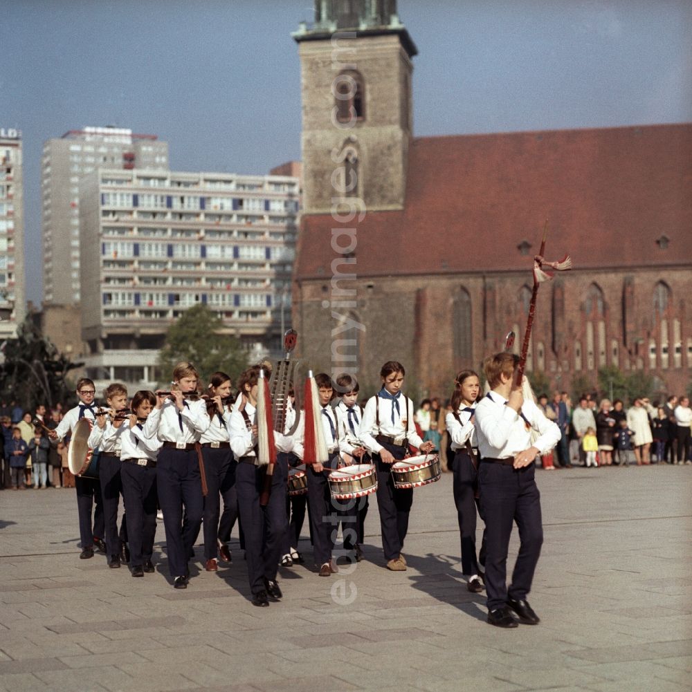 GDR picture archive: Berlin Mitte - Fanfare of music corps of the Young Pioneers of the GDR pulls making music on the square between Karl-Liebknecht-Straße and Town Hall Street in the city center Mitte in Berlin