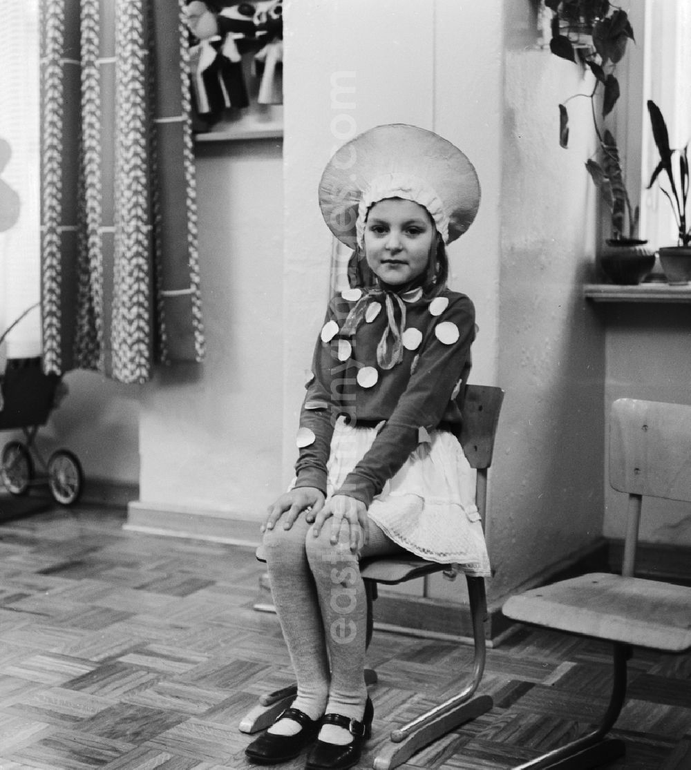 GDR picture archive: Berlin - Carnival in kindergarten in Berlin. Girl dressed up as fly agaric mushroom
