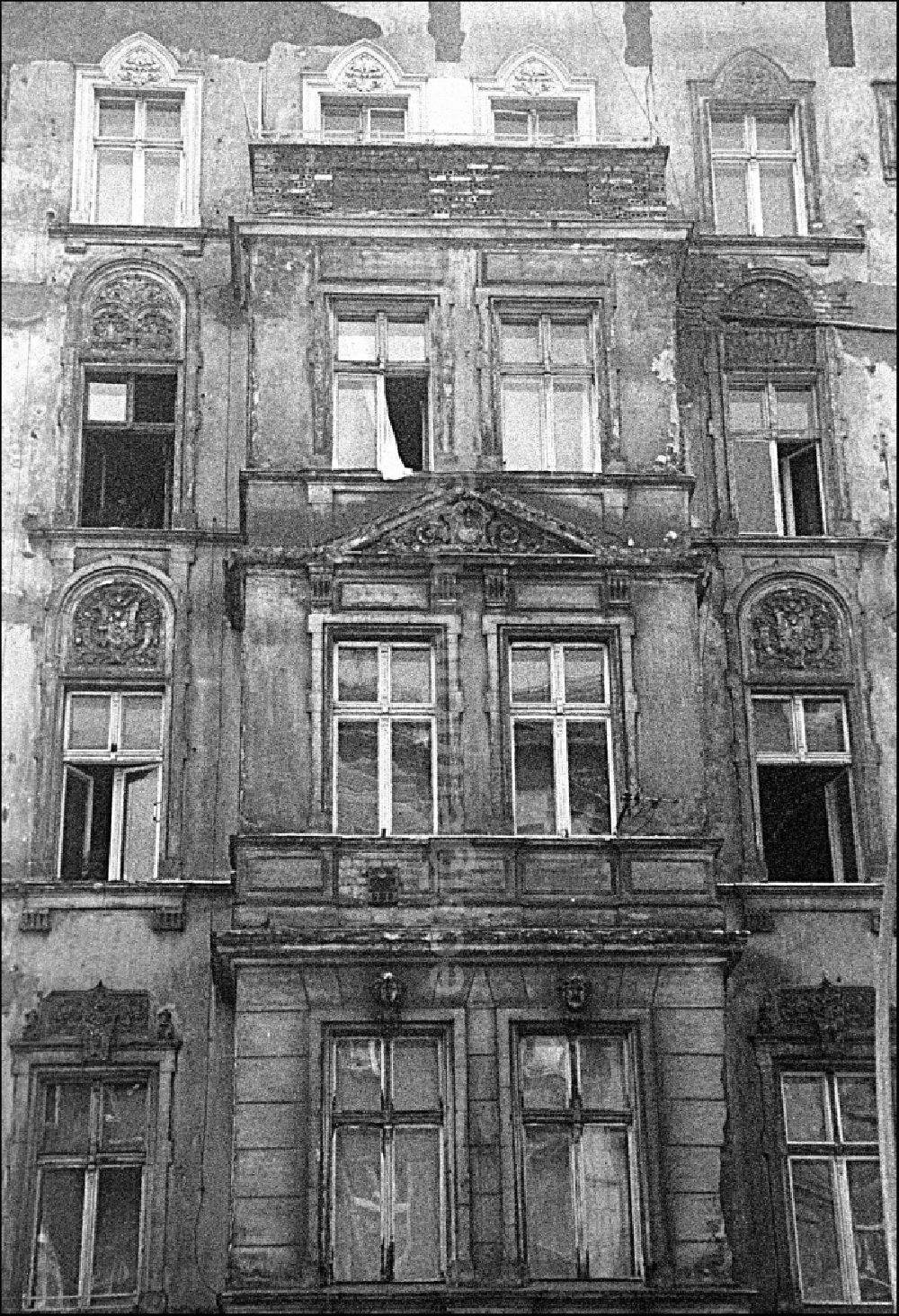 GDR image archive: Berlin - Facades and gables in Mitte and Prenzlauer Berg in East Berlin on the territory of the former GDR, German Democratic Republic